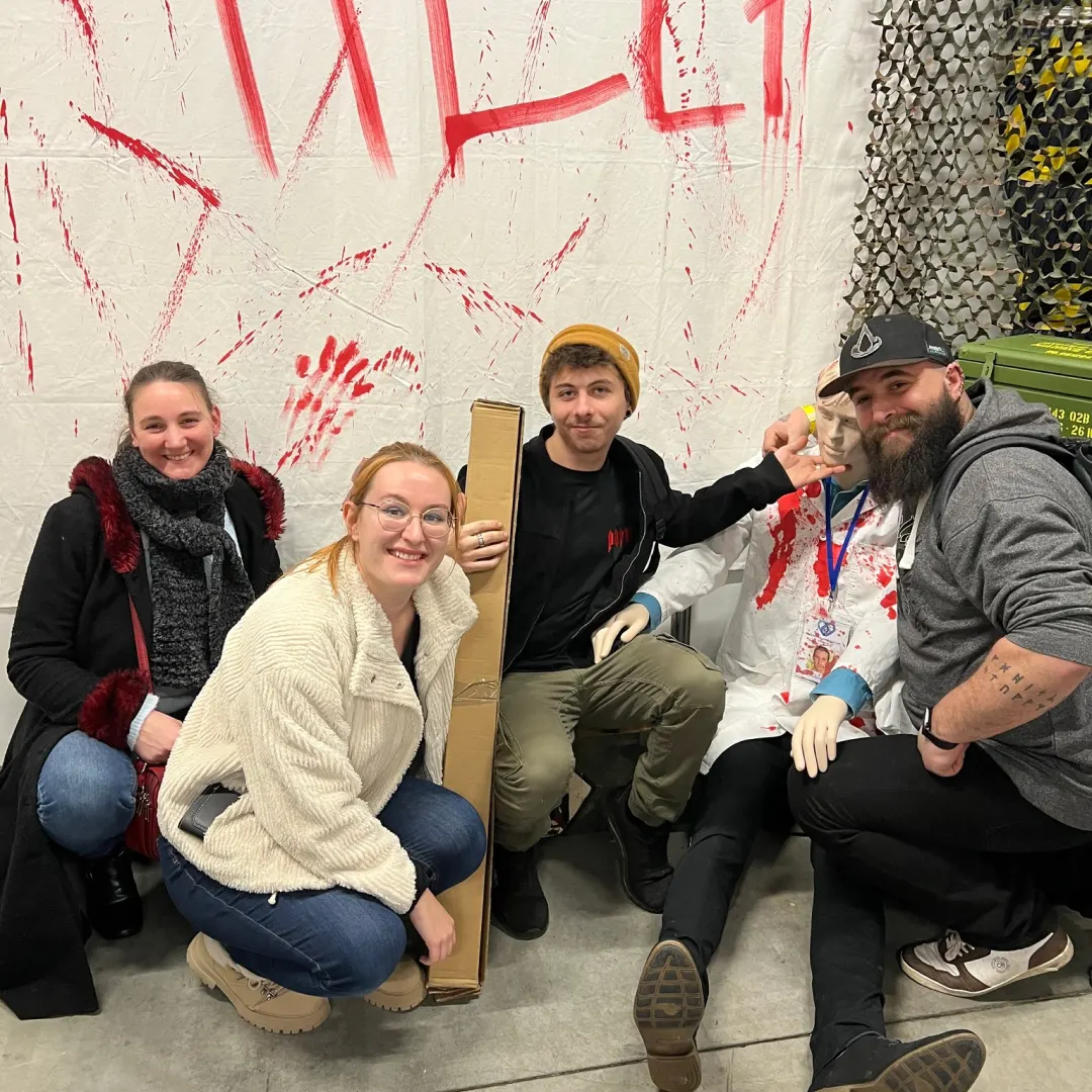 Joueurs devant le décor d’un escape game