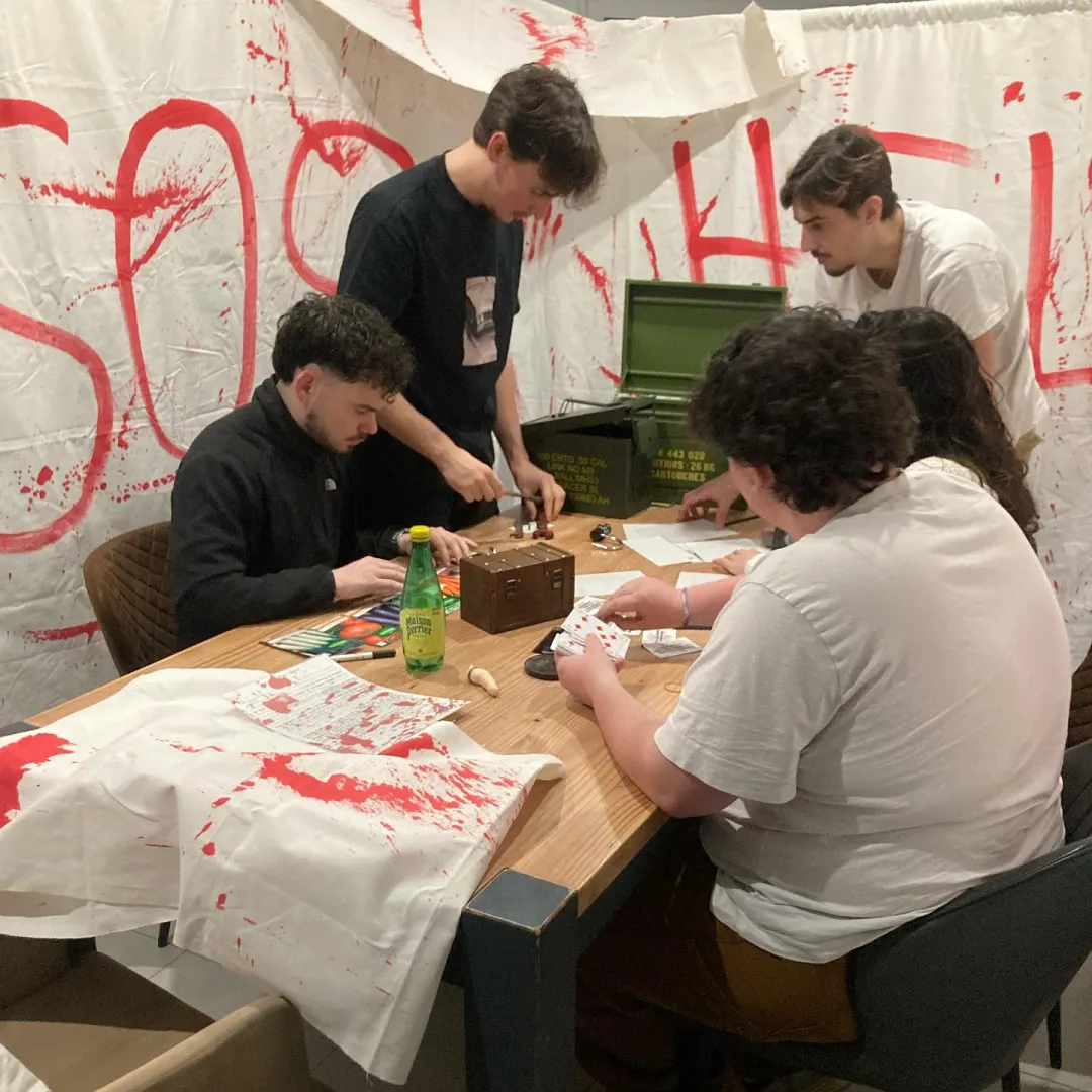 Joueurs qui résolvent les énigmes d’un escape game installé sur place