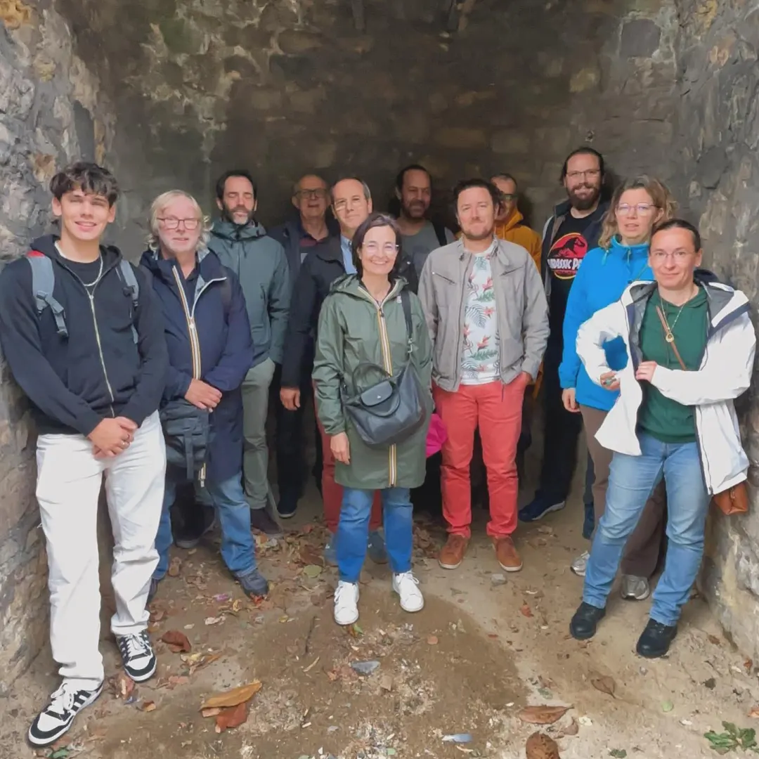 Équipe dans une cave voûtée