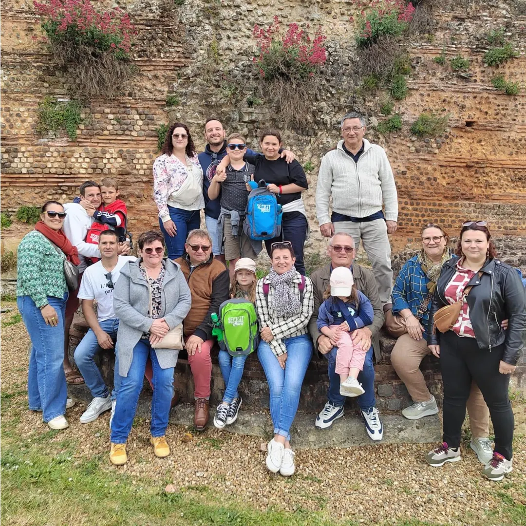 Groupe en famille devant les remparts