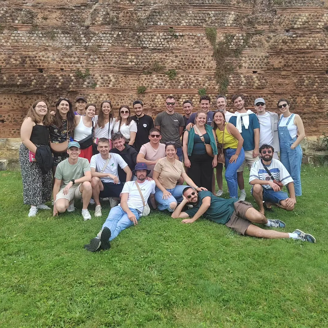 Groupe sur la pelouse des remparts