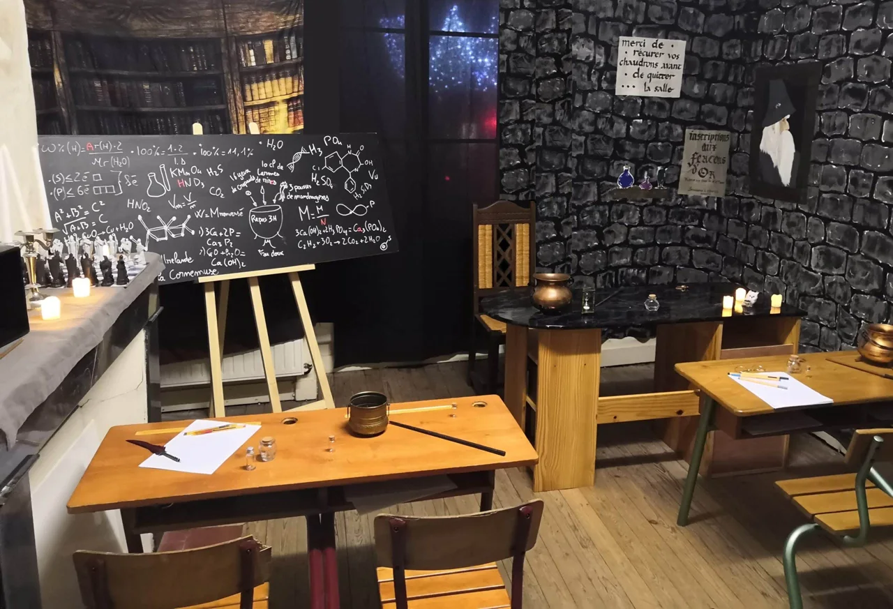 Décor de salle de classe de magie : pupitres en bois, tableau noir couvert de formules et murs de pierre