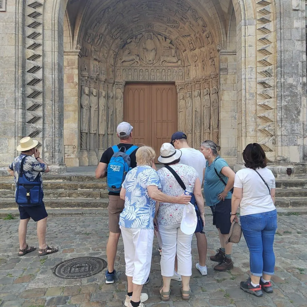 Jeu de piste devant la cathédrale du Mans