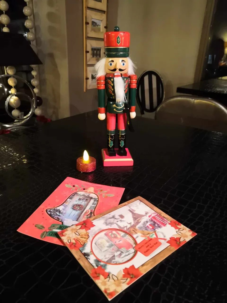 Casse-noisette et cartes illustrées posés sur une table noire