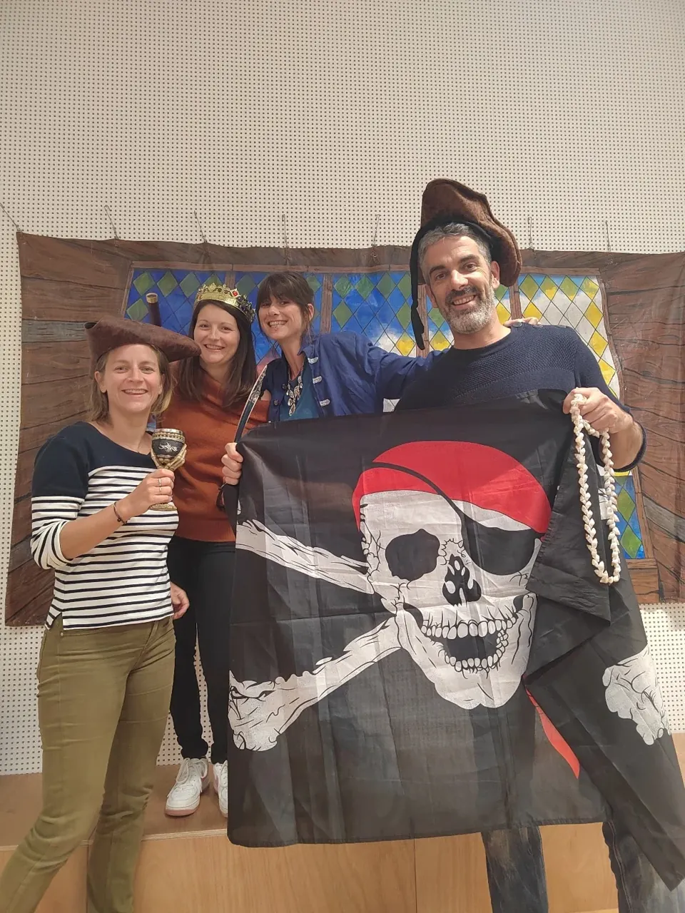 Joueuses et capitaine pirate brandissant un drapeau à tête de mort