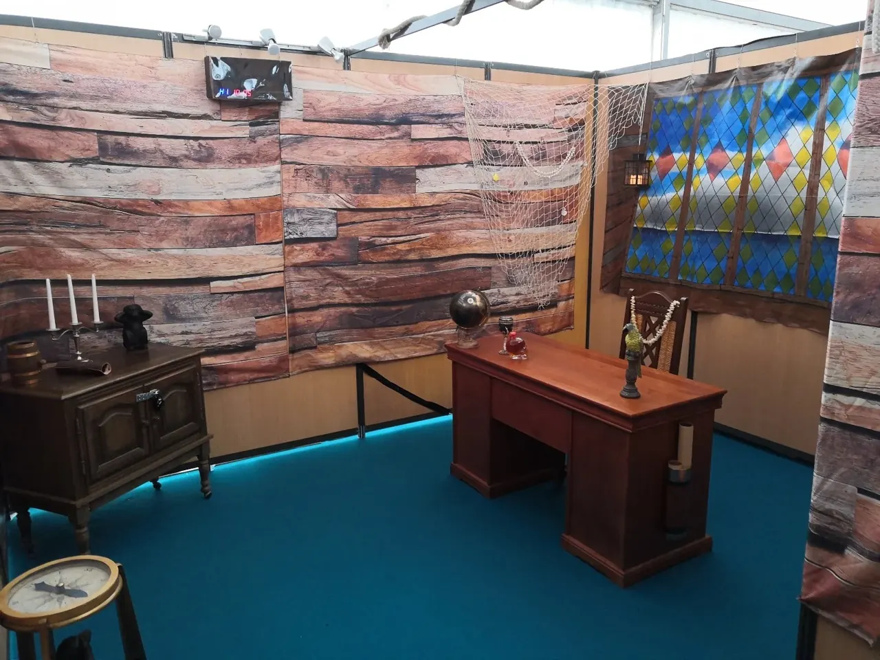 Décor de cabine de navire en planches, avec bureau et coffre