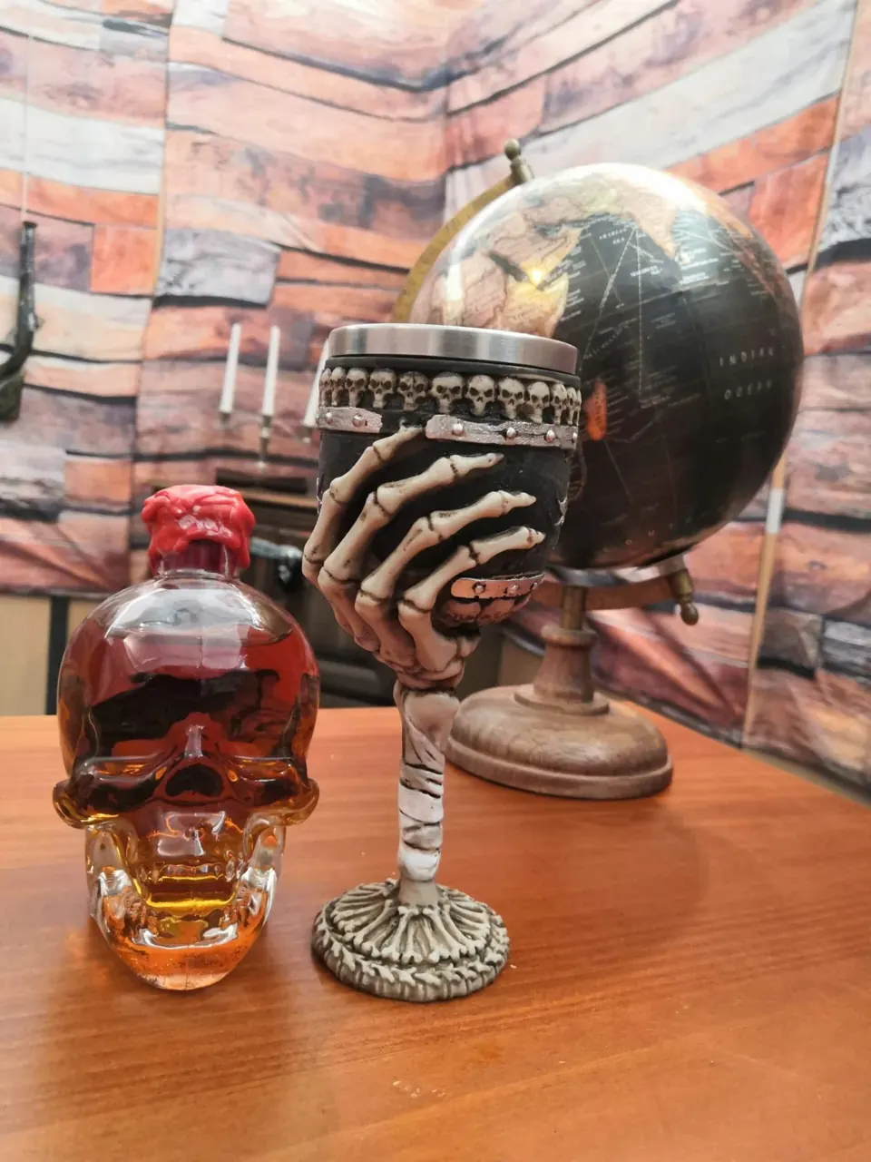 Carafe en forme de crâne, calice et globe terrestre