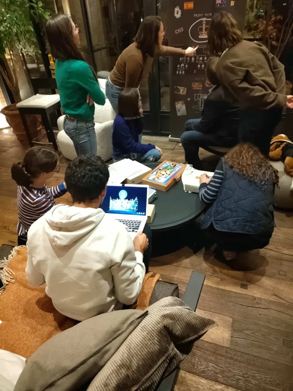 Jeunes joueurs assis au sol devant un ordinateur portable