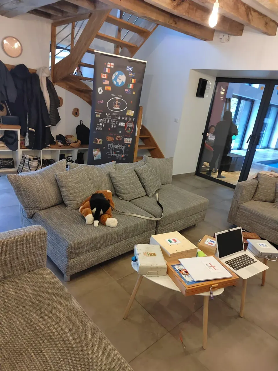 Salon préparé pour le jeu : ordinateur, coffrets et kakémono