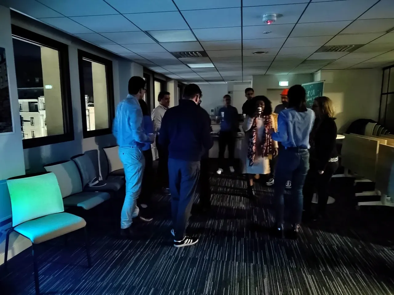 Joueurs debout qui enquêtent dans une salle sombre éclairée en bleu