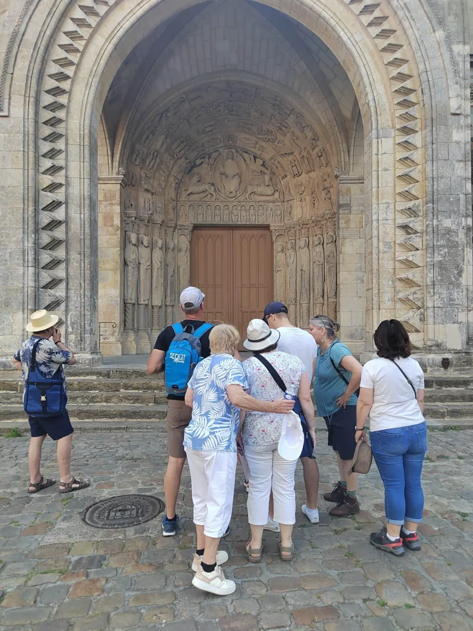 Équipe devant le grand portail de la cathédrale Saint-Julien