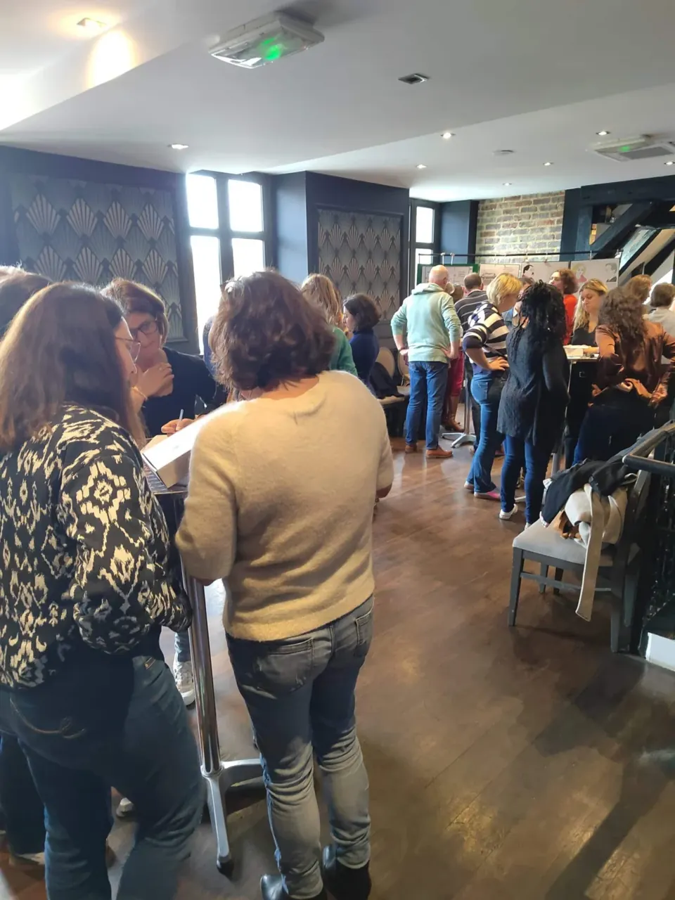 Joueurs qui circulent entre les œuvres d'une salle d'exposition