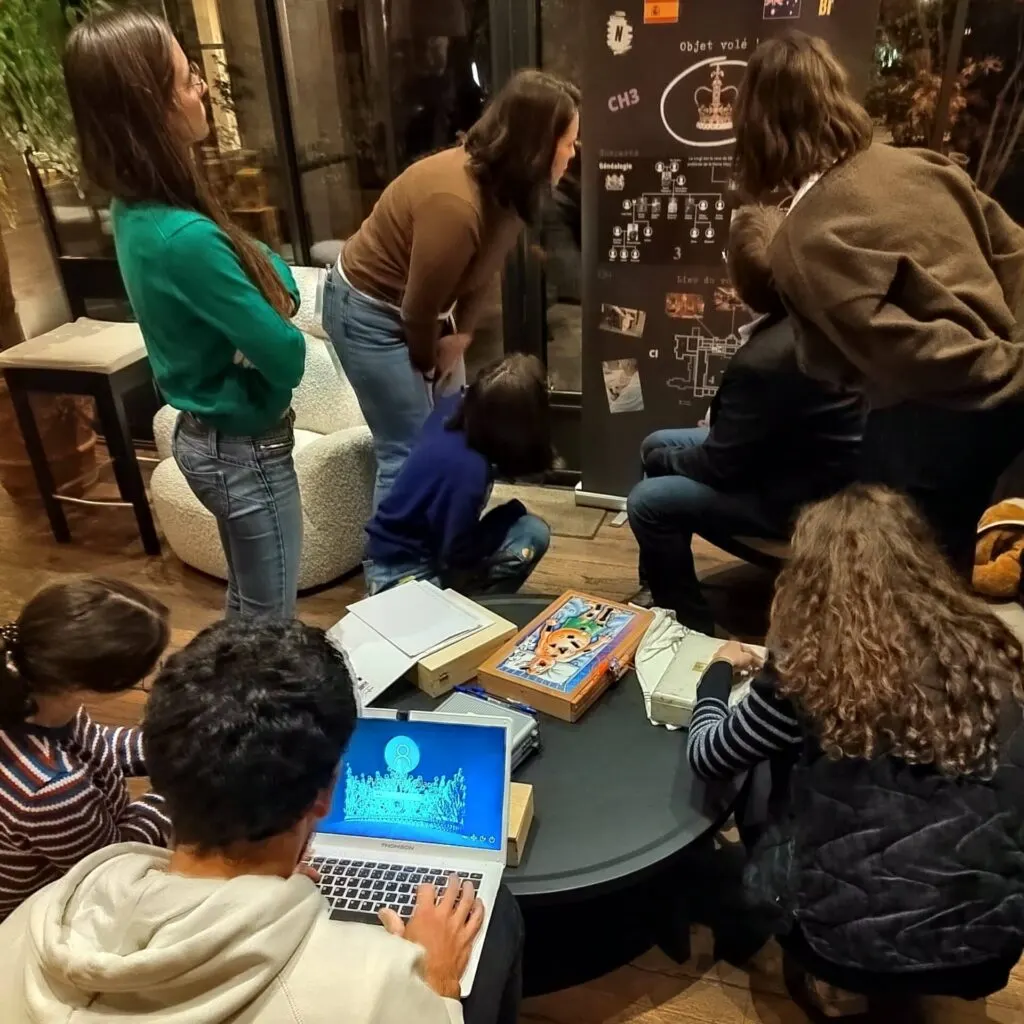 Équipe qui mène l’enquête en soirée