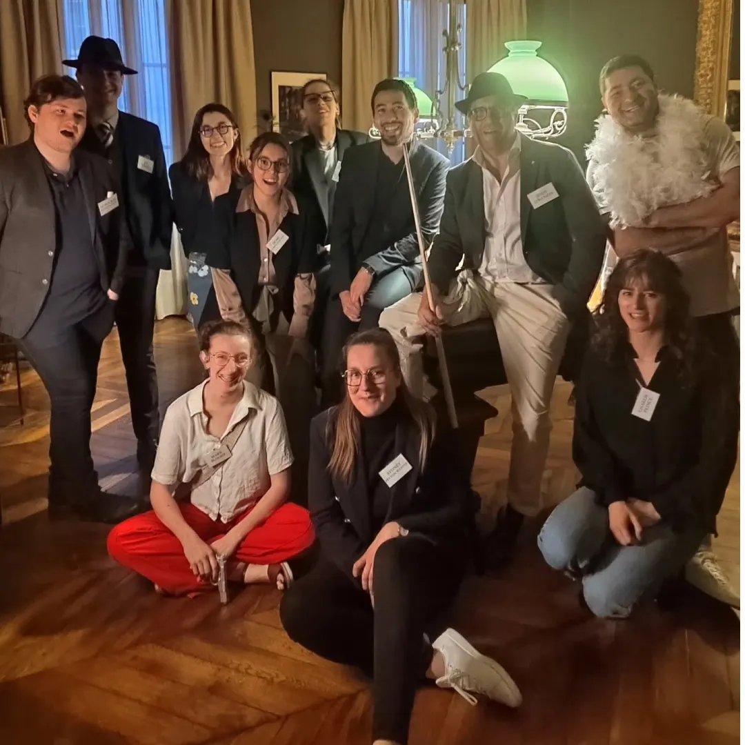 Joueurs costumés pendant une murder party