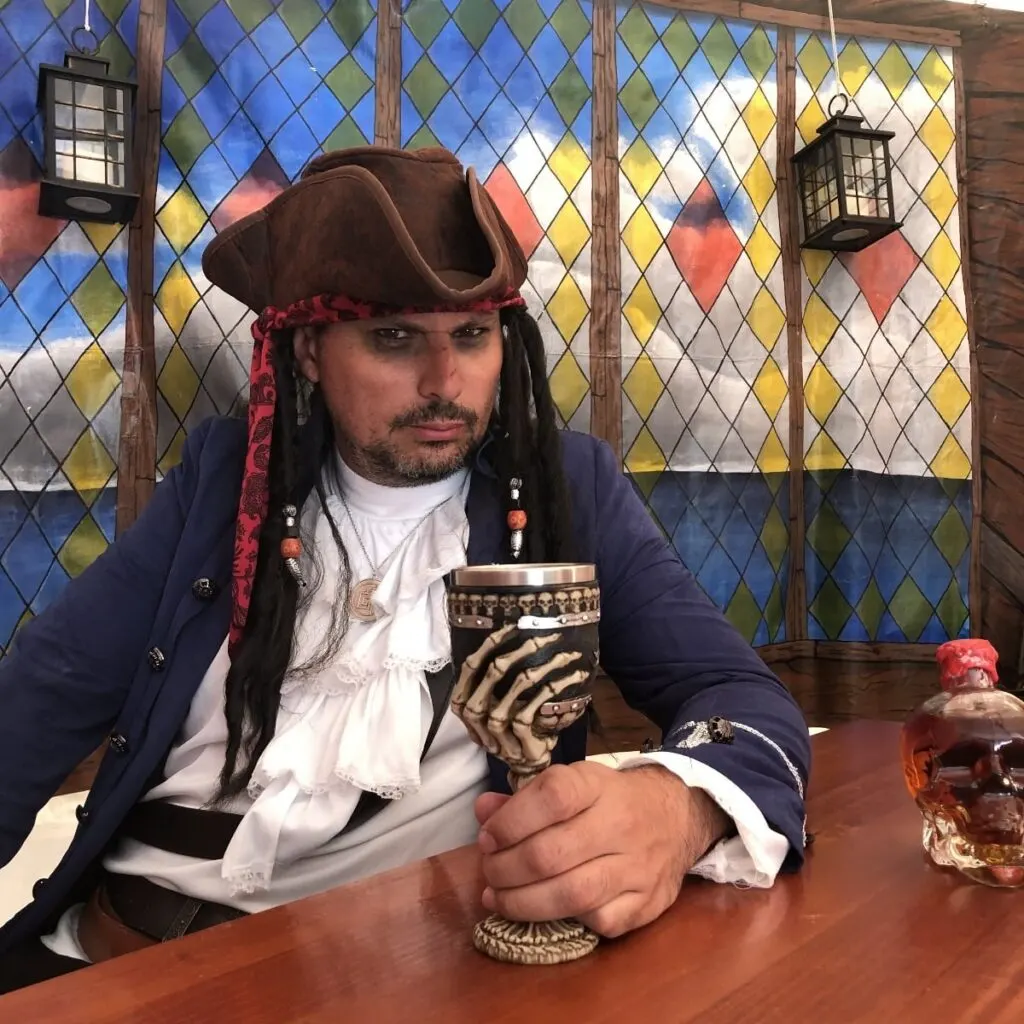 Joueur costumé en pirate