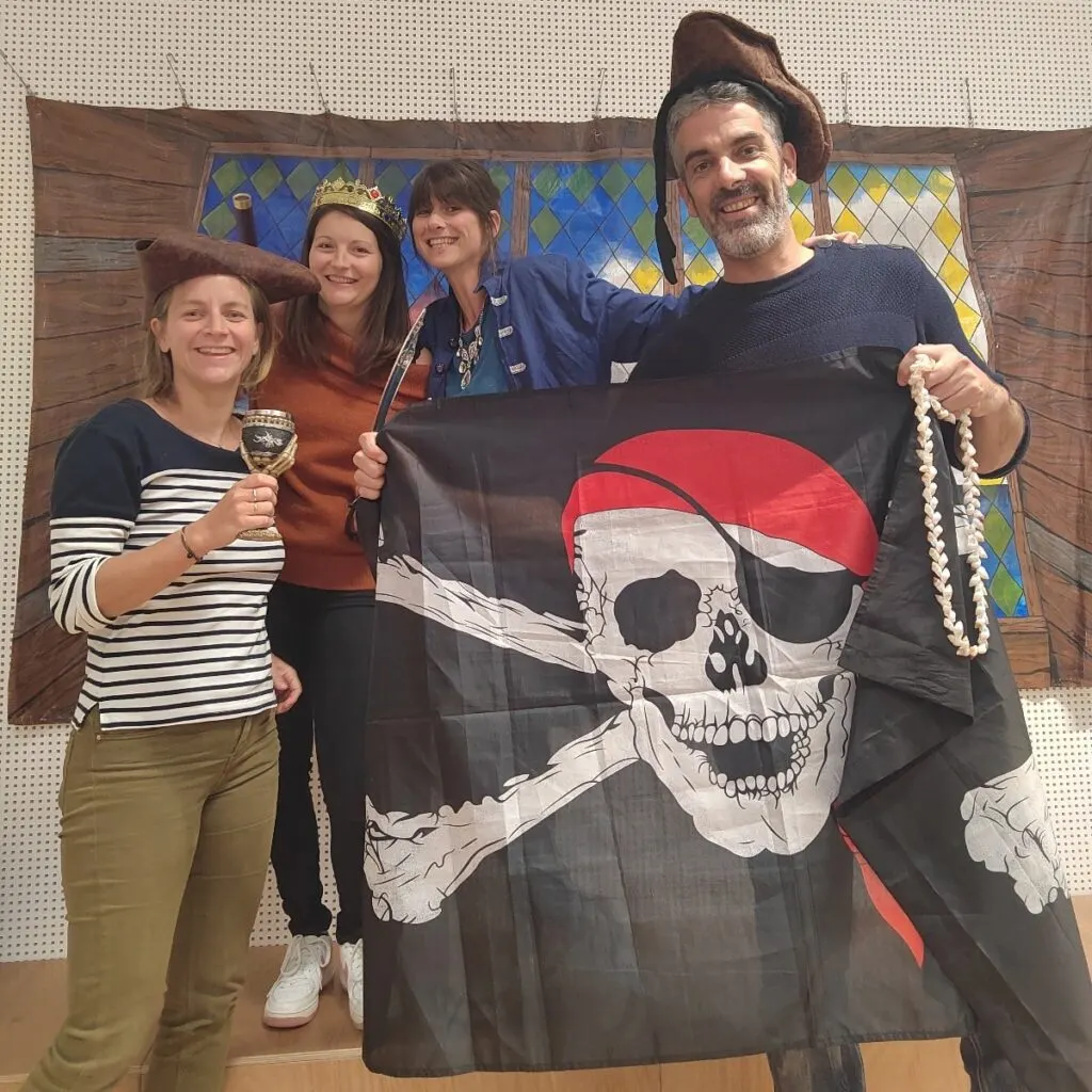 Joueurs déguisés en pirates pendant une murder party