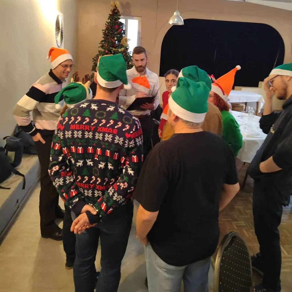 Groupe déguisé en lutins pour Noël